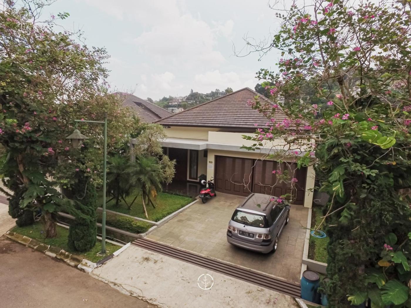 Tulip Hill View Villa 6 Bedrooms With a Private Heated Swimming Pool and a Movie Room