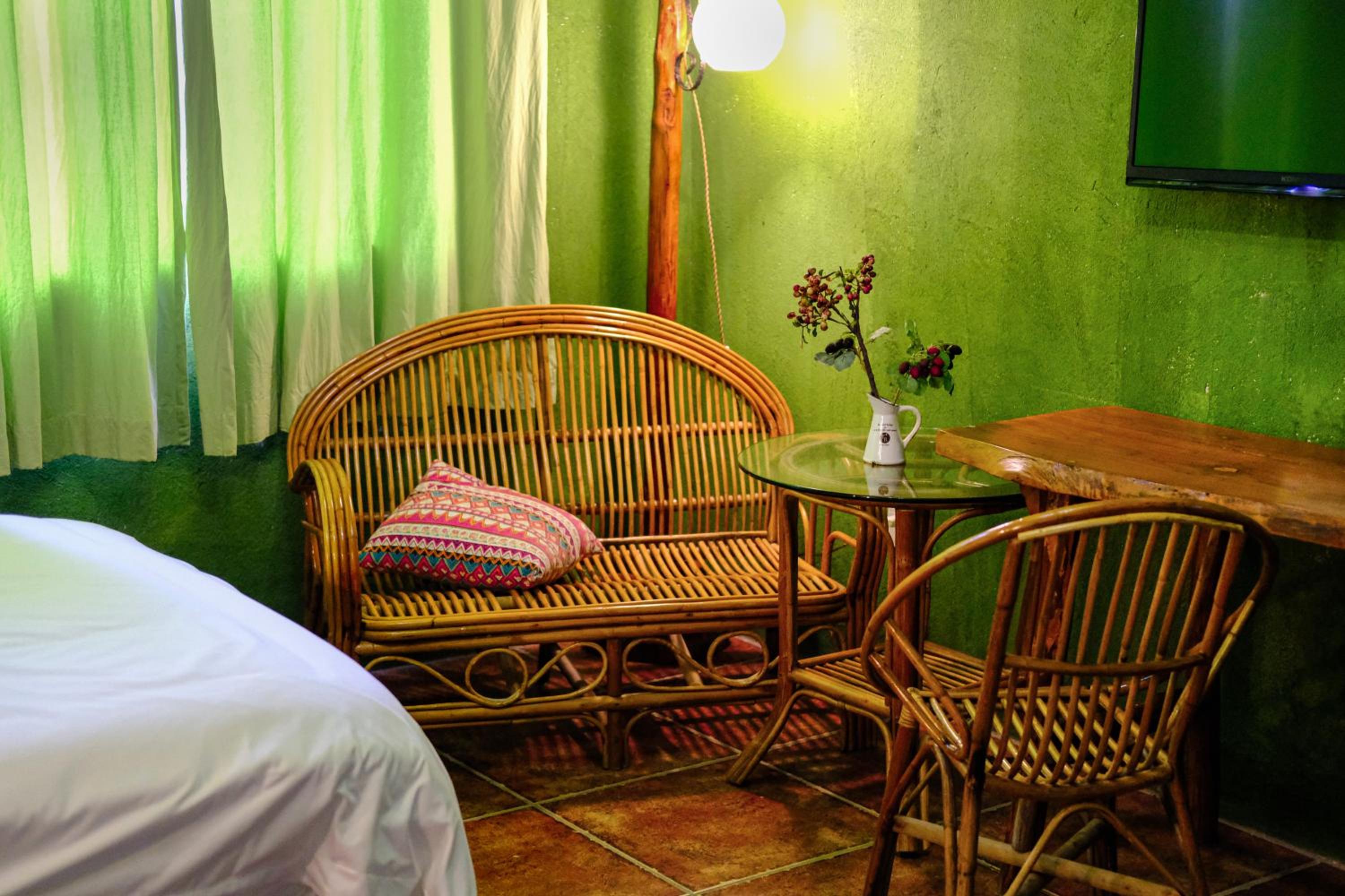 Yangshuo Eden's Social Guesthouse - Wake up to a hearty Western breakfast & fresh craft coffee & night beers & outdoor activities