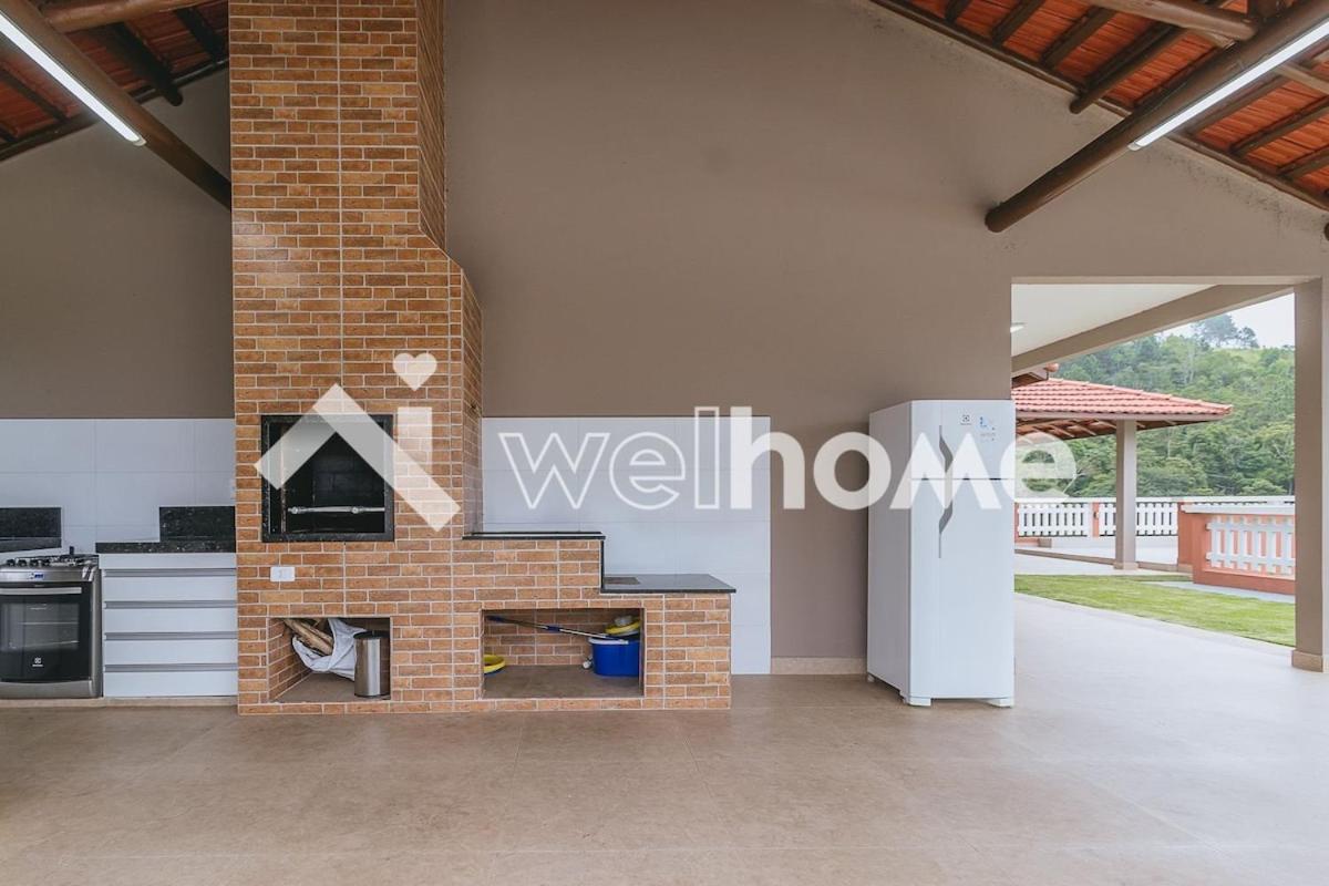 Casa com piscina e churrasqueira no interior de SP