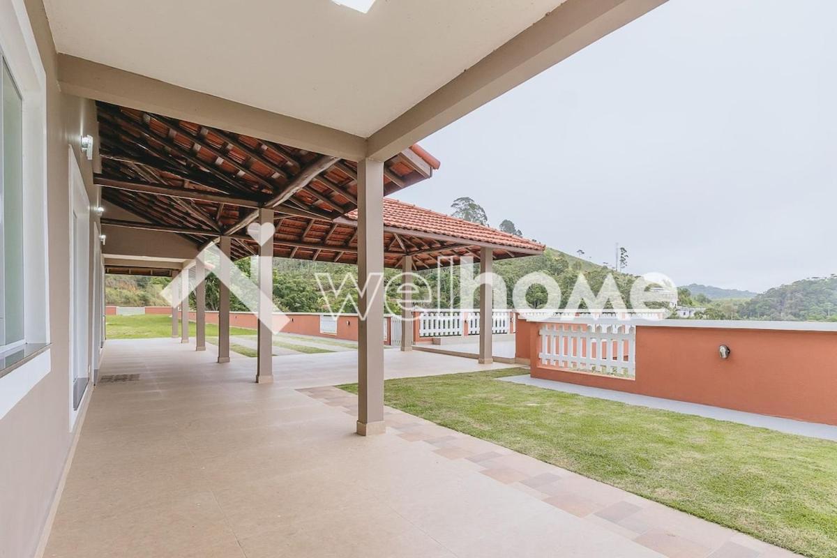 Casa com piscina e churrasqueira no interior de SP