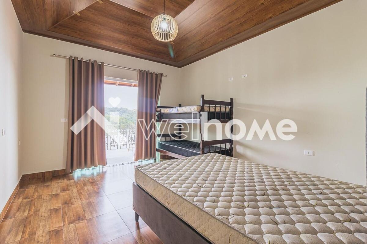 Casa com piscina e churrasqueira no interior de SP