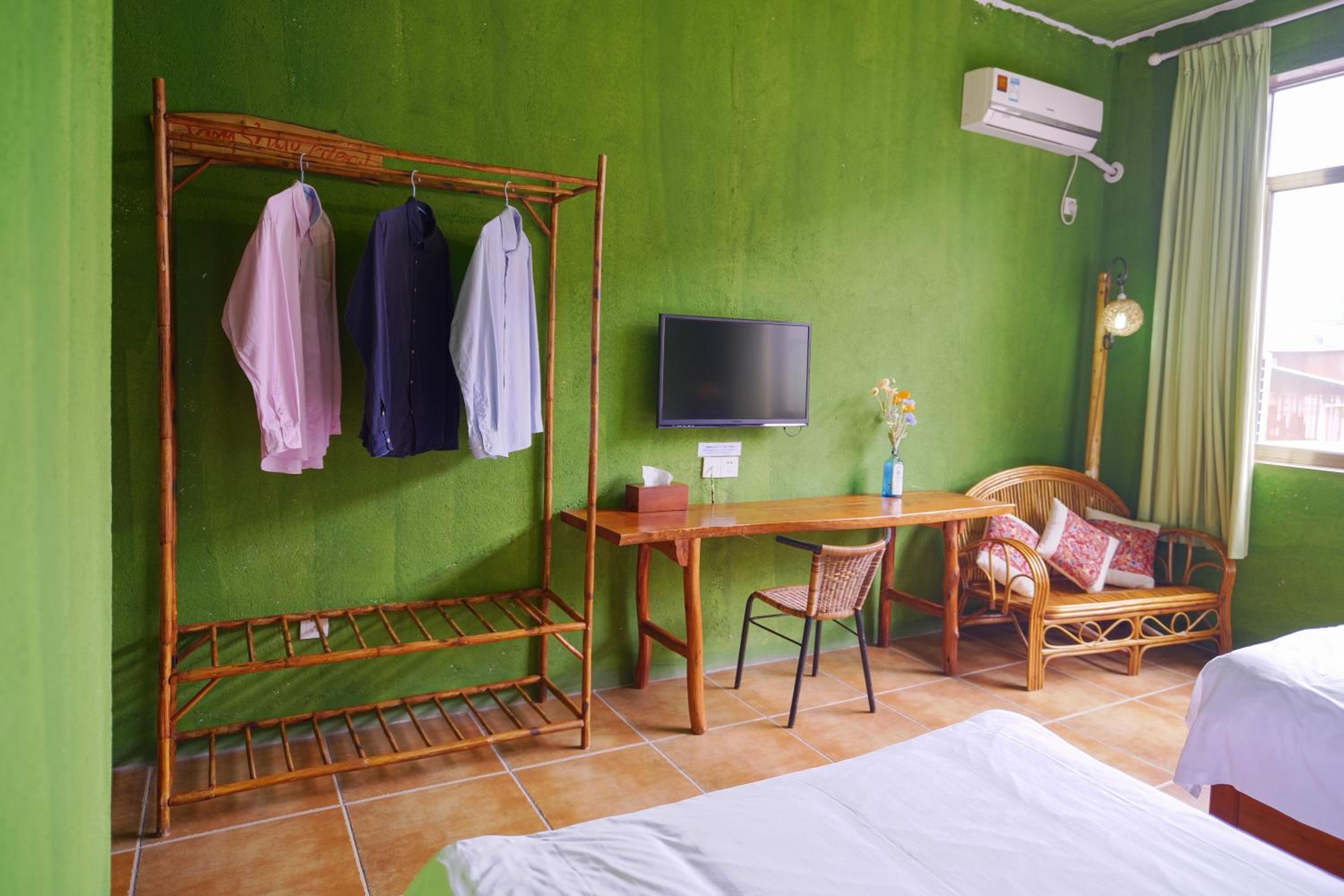 Yangshuo Eden's Social Guesthouse - Wake up to a hearty Western breakfast & fresh craft coffee & night beers & outdoor activities