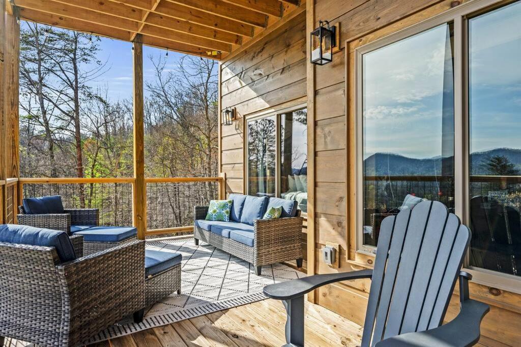 Luxury Endless View 3 King Suites Billards Pool view 3