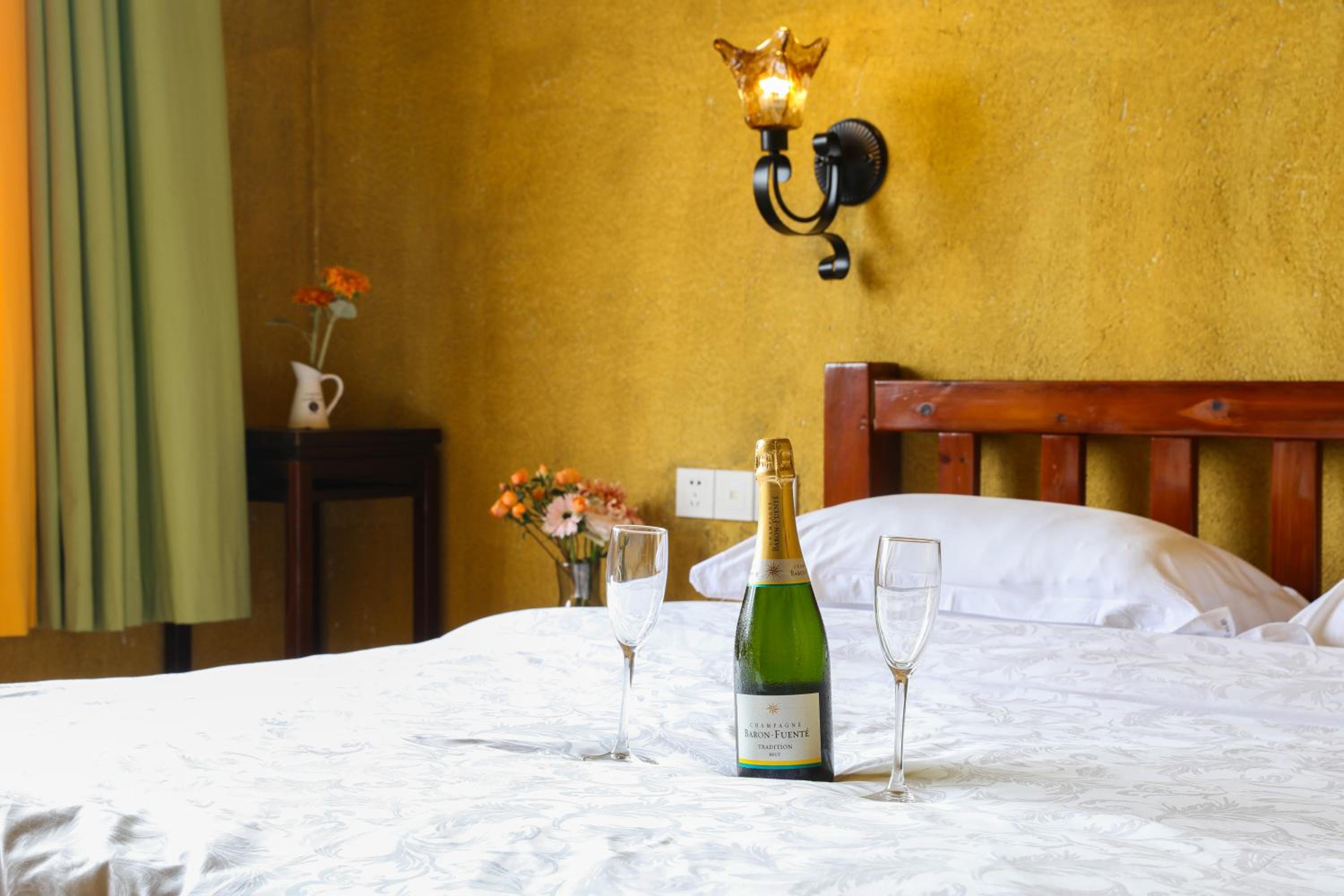 Yangshuo Eden's Social Guesthouse - Wake up to a hearty Western breakfast & fresh craft coffee & night beers & outdoor activities