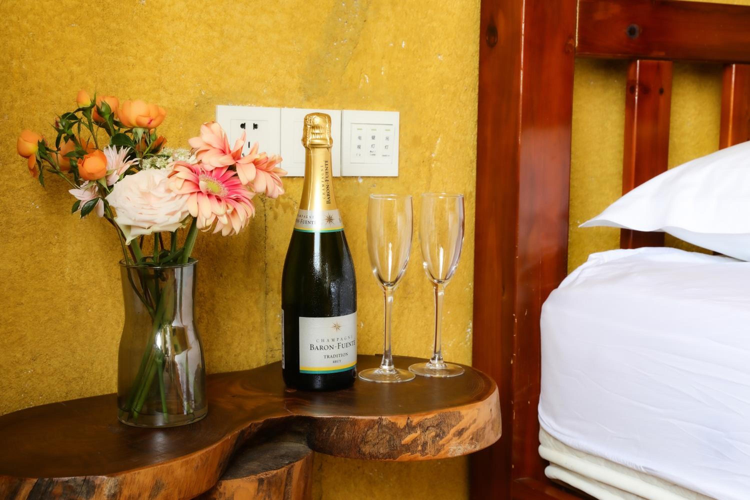 Yangshuo Eden's Social Guesthouse - Wake up to a hearty Western breakfast & fresh craft coffee & night beers & outdoor activities