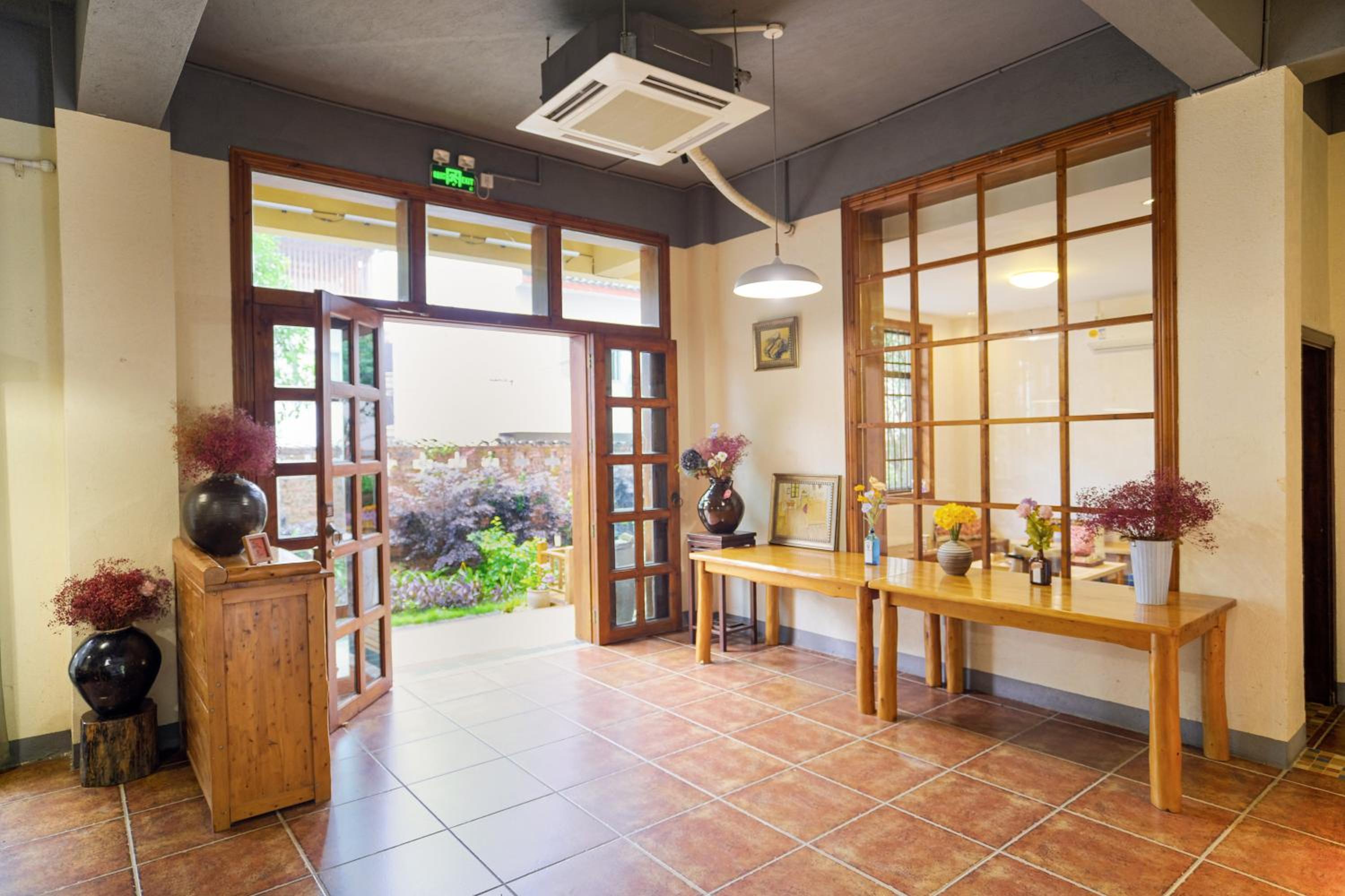 Yangshuo Eden's Social Guesthouse - Wake up to a hearty Western breakfast & fresh craft coffee & night beers & outdoor activities