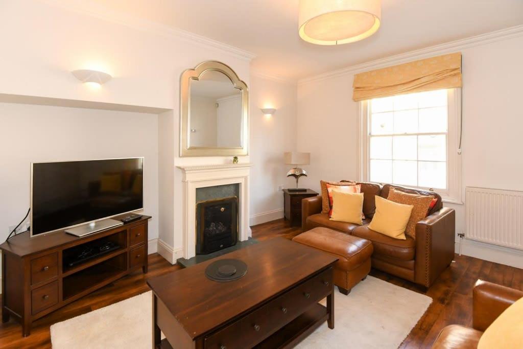 Wells Vacations - Spacious Townhouse Private Parking Central Wells - Property Image 2