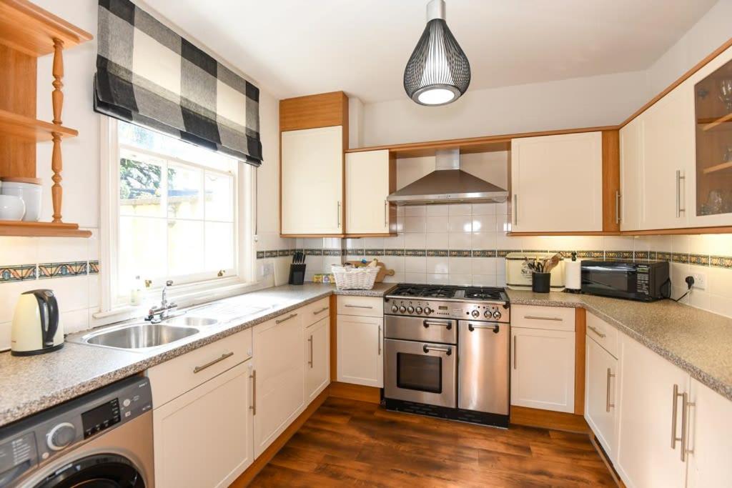 Spacious Townhouse Private Parking Central Wells