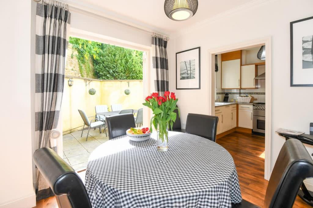 Spacious Townhouse Private Parking Central Wells