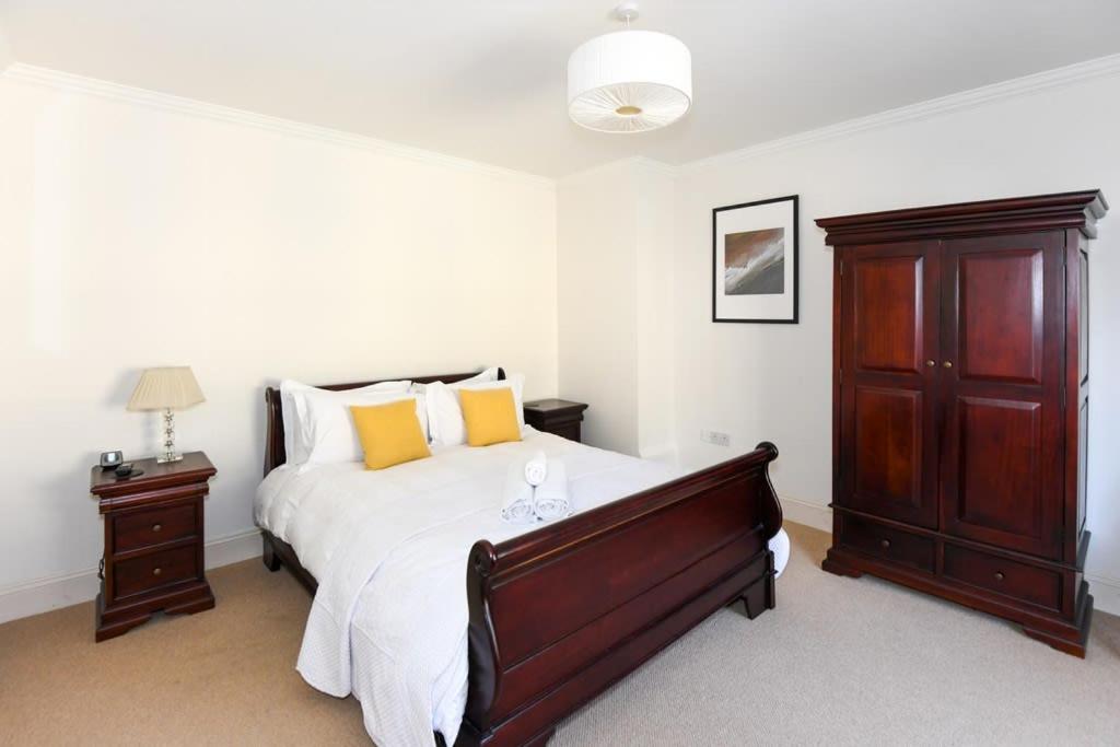 Spacious Townhouse Private Parking Central Wells