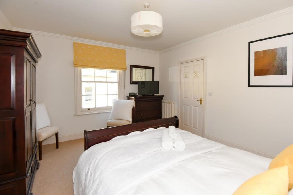 Spacious Townhouse Private Parking Central Wells
