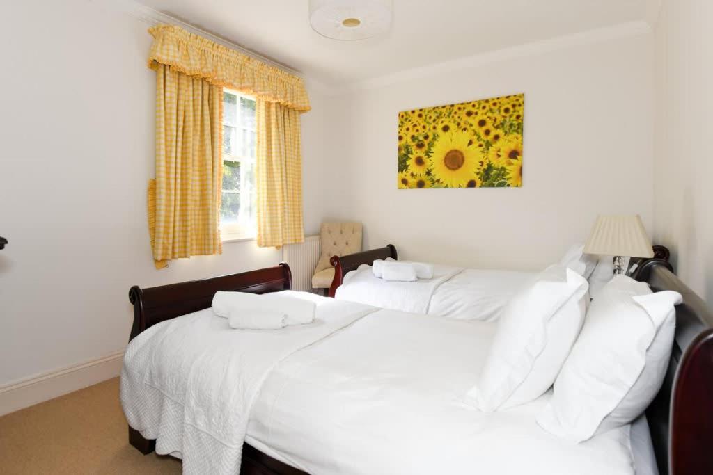 Spacious Townhouse Private Parking Central Wells