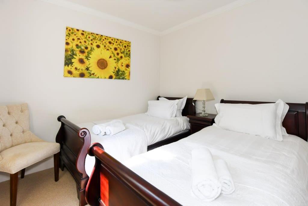 Spacious Townhouse Private Parking Central Wells