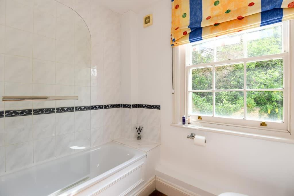 Spacious Townhouse Private Parking Central Wells