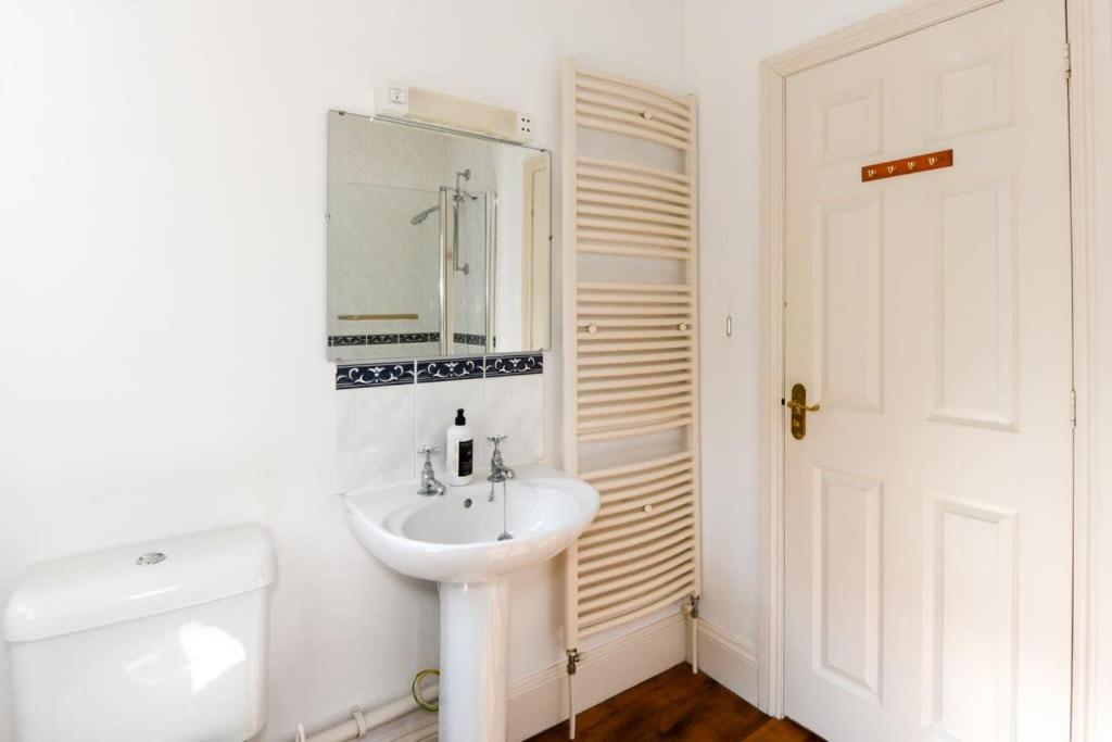 Spacious Townhouse Private Parking Central Wells