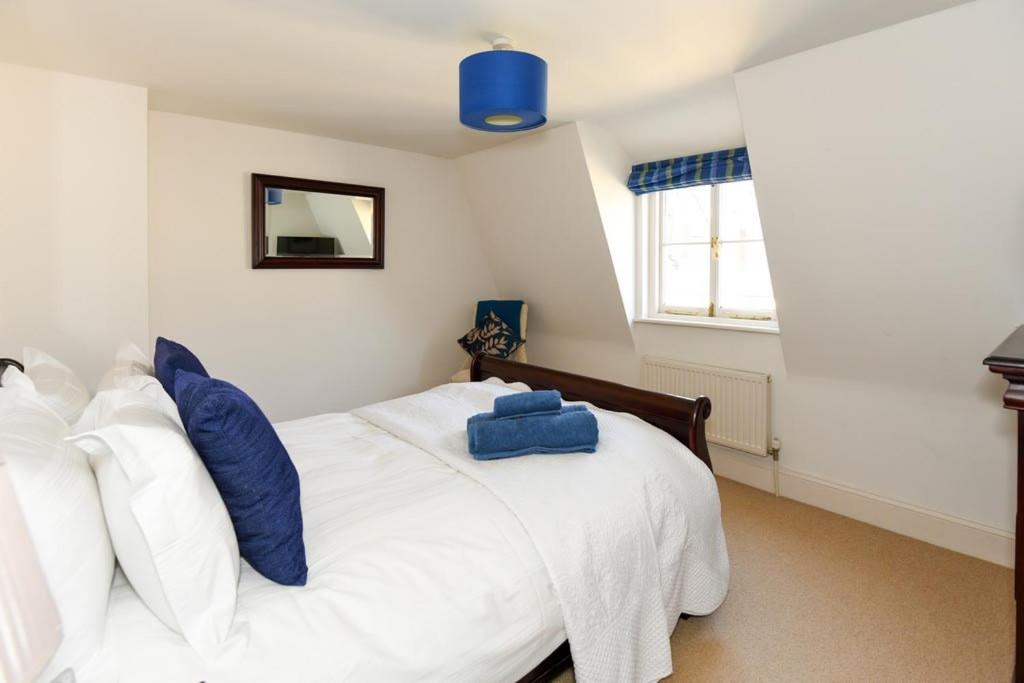 Spacious Townhouse Private Parking Central Wells