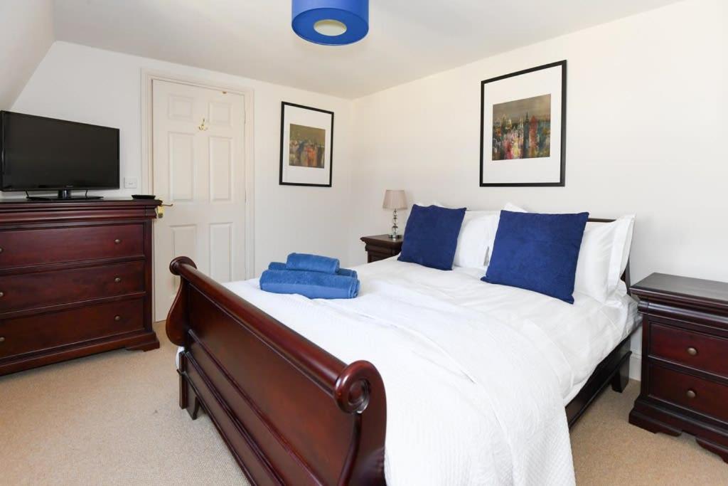 Spacious Townhouse Private Parking Central Wells