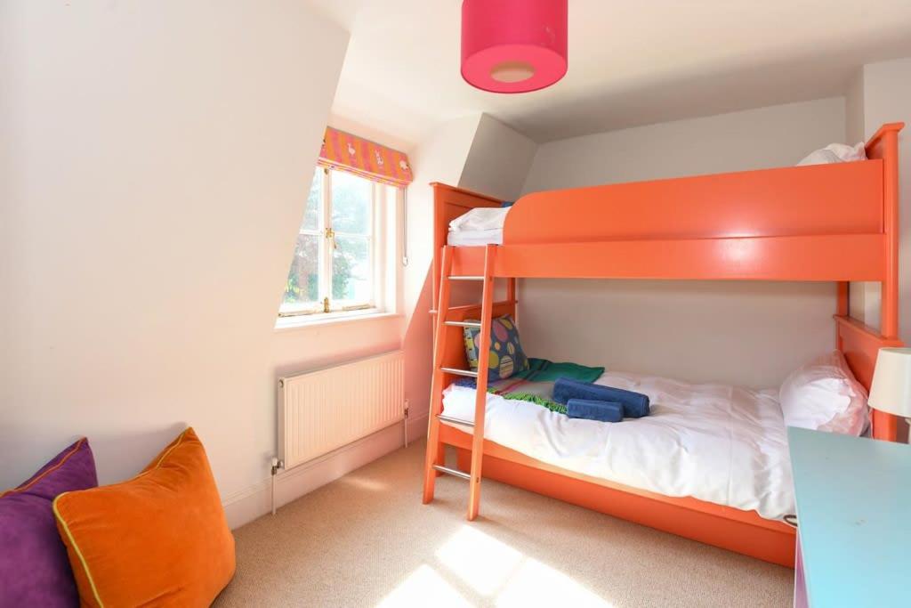 Spacious Townhouse Private Parking Central Wells