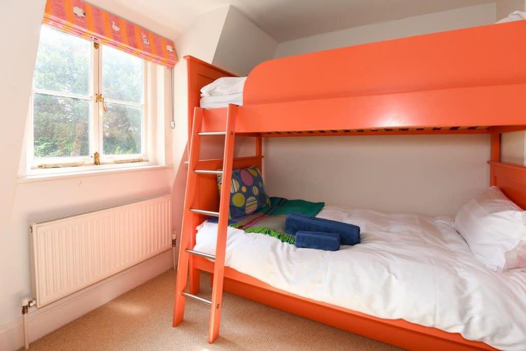 Spacious Townhouse Private Parking Central Wells