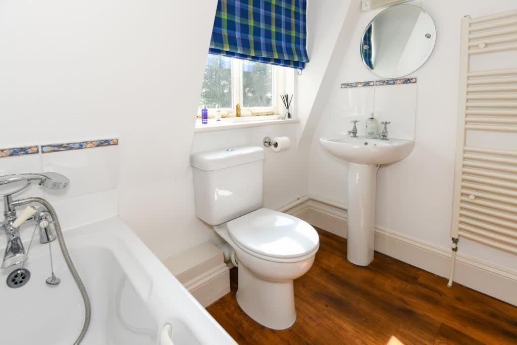 Spacious Townhouse Private Parking Central Wells