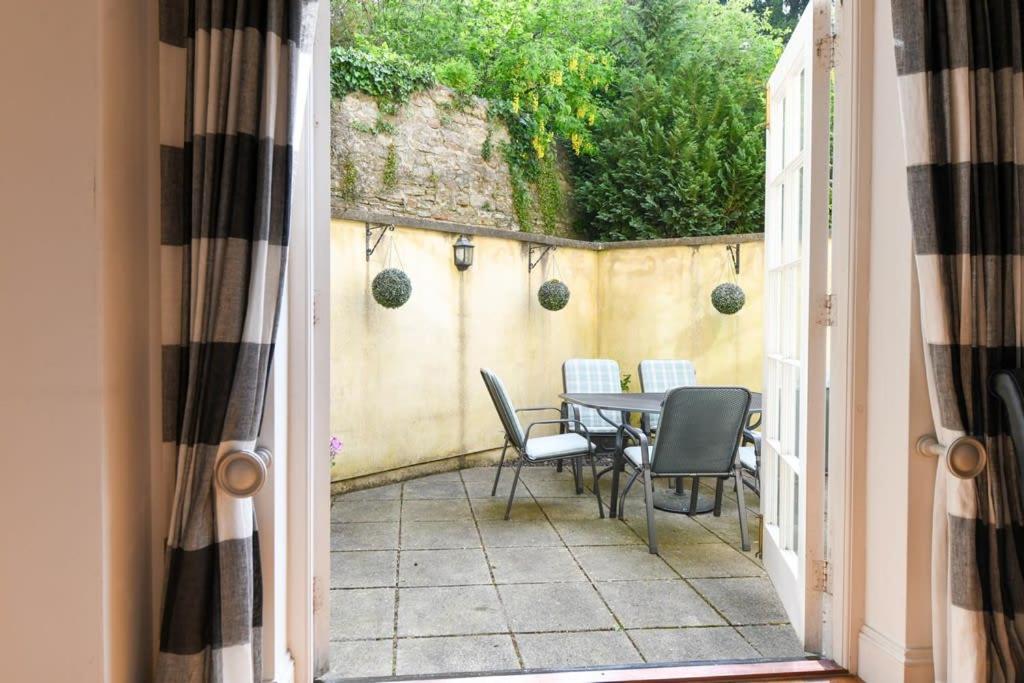 Spacious Townhouse Private Parking Central Wells