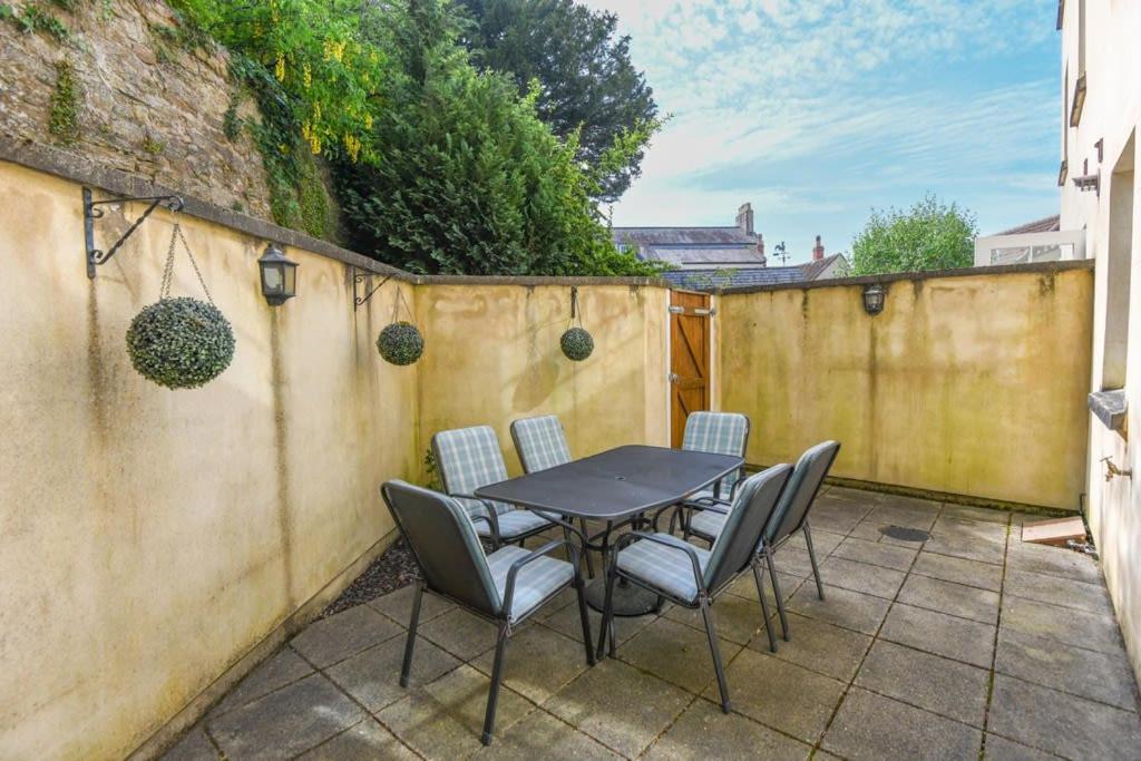 Spacious Townhouse Private Parking Central Wells