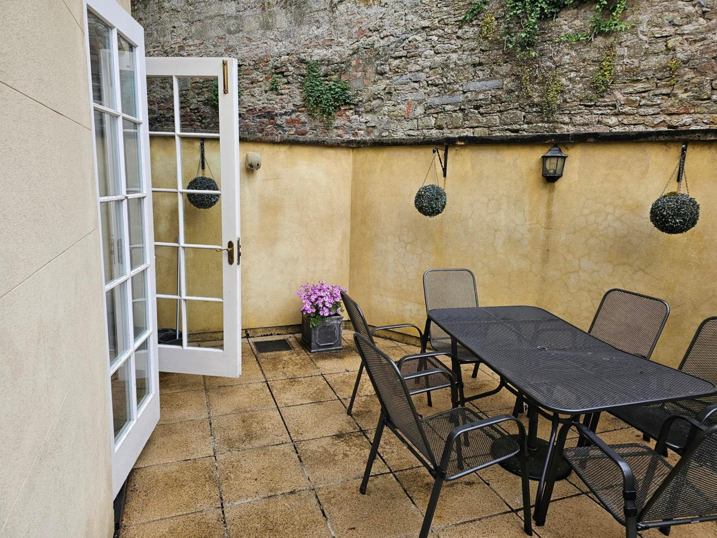 Spacious Townhouse Private Parking Central Wells