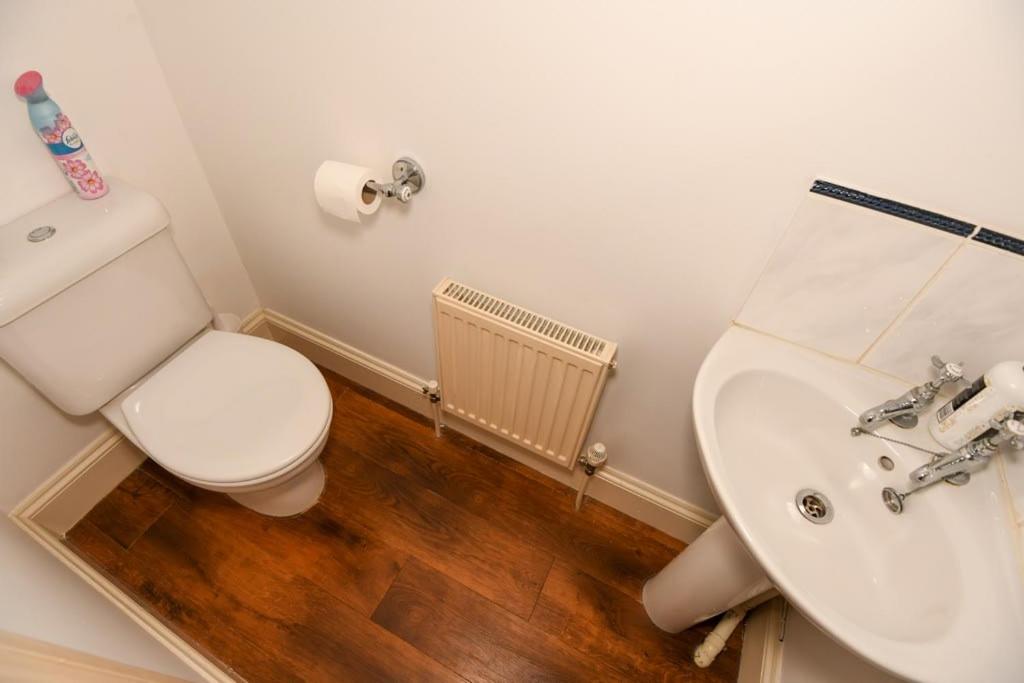 Spacious Townhouse Private Parking Central Wells