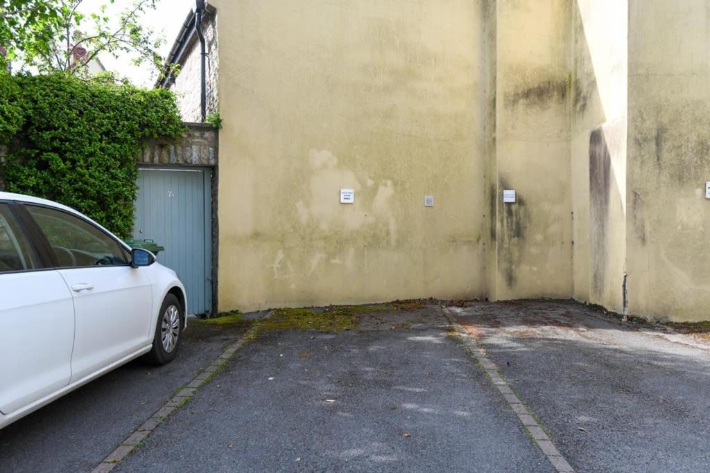 Spacious Townhouse Private Parking Central Wells