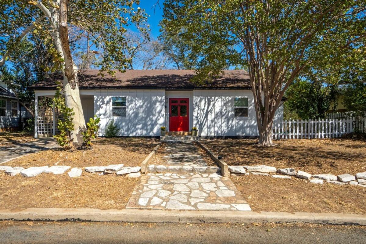 Hotel BlueBonnet Bungalow - Hot Tub & Fire Pit - Image 1