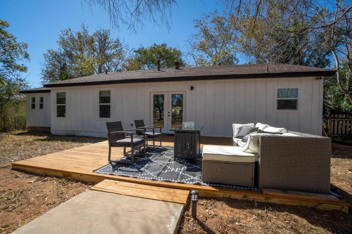 BlueBonnet Bungalow - Hot Tub & Fire Pit view 5