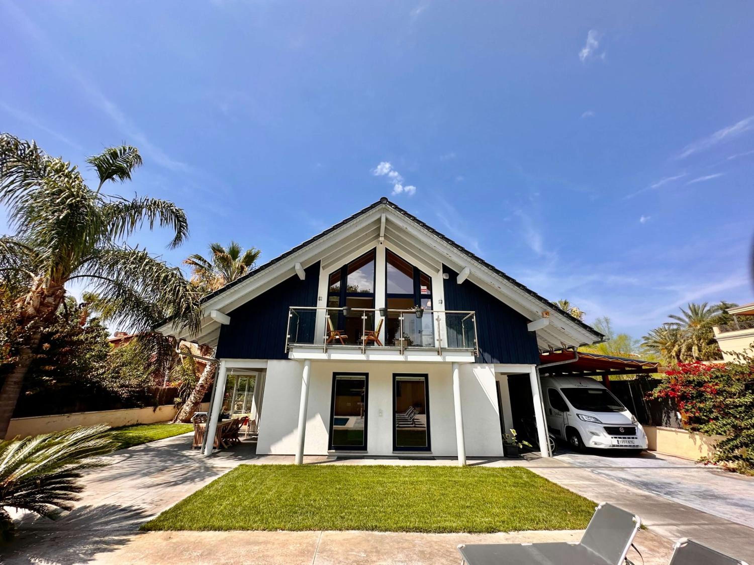 Sparrow Villa in residential area by HLCLUB Agency