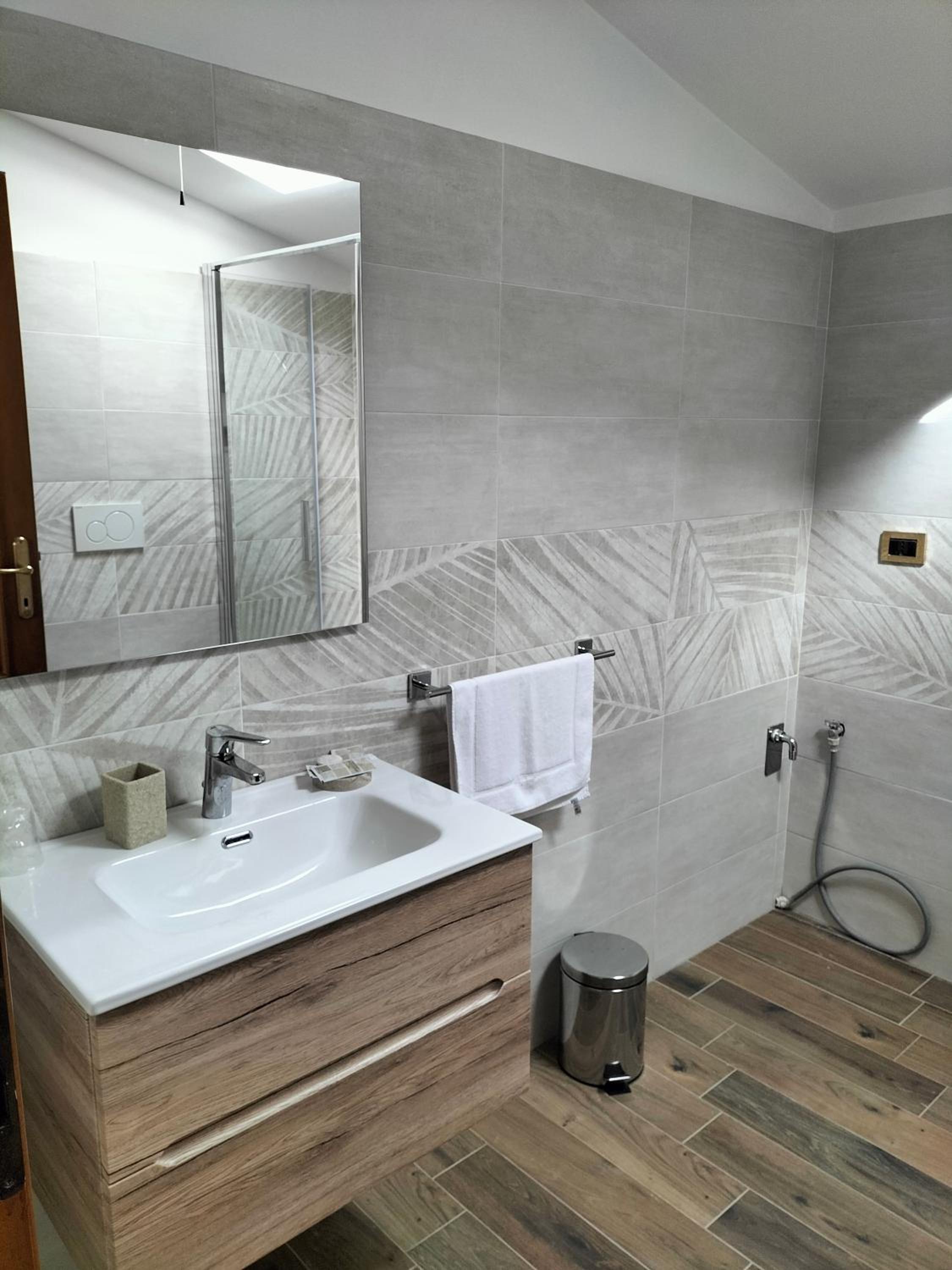Piazza Varese en Valentano — bathroom