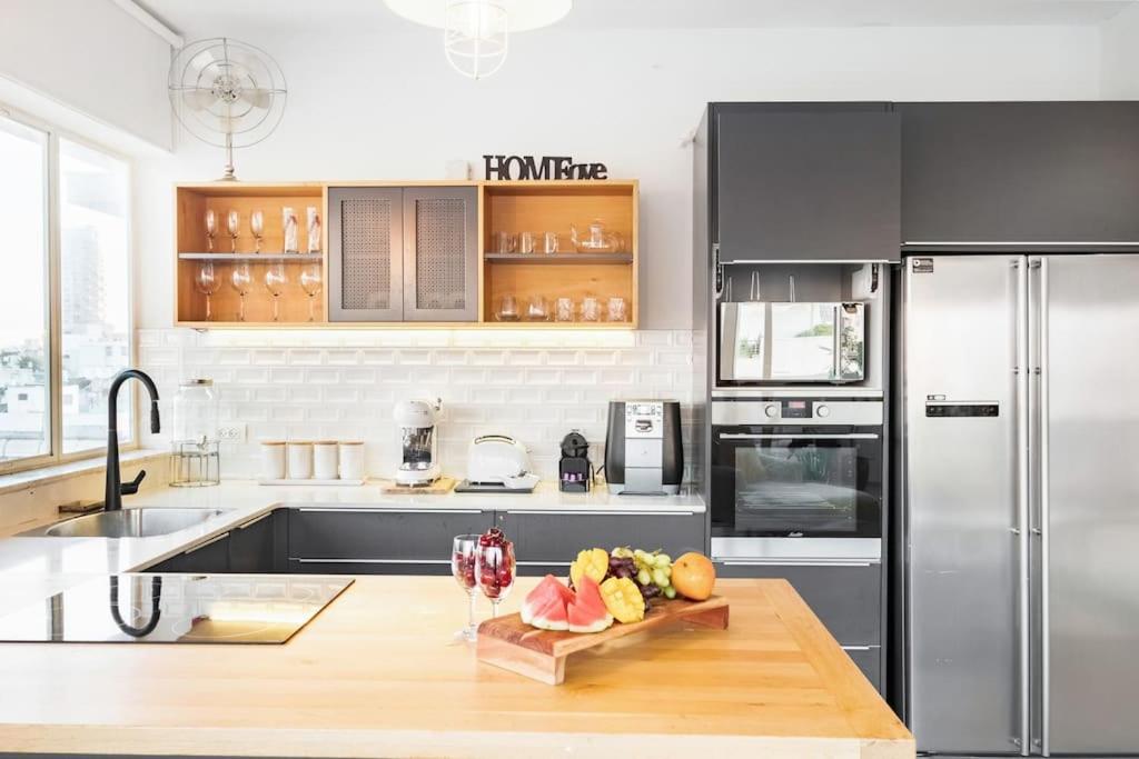 TLV Penthouse With bomb shelter, Hottub and OutDoor Kitchen view 5