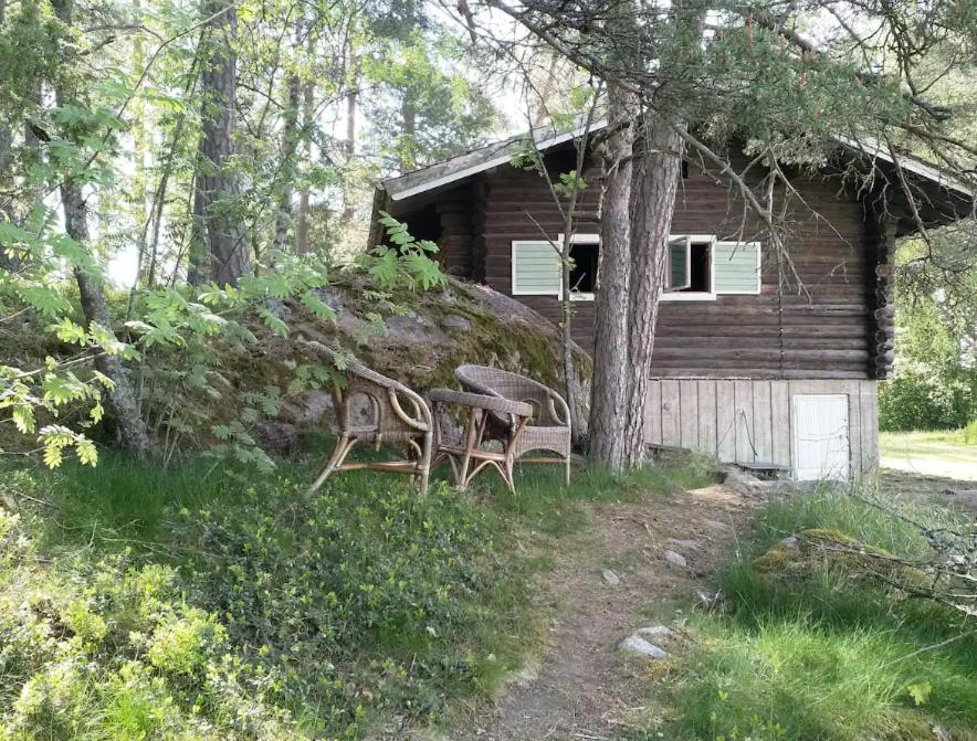Naantalissa idyllinen, pieni merenrantamökki