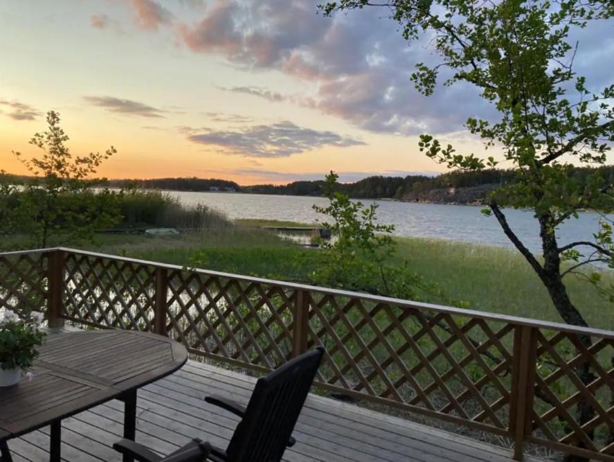 Naantalissa idyllinen, pieni merenrantamökki