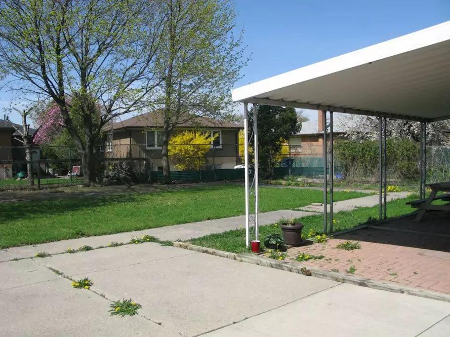 Private Rooms, Free Parking, Full Kitchen, Best Prices in Town- York University Heights
