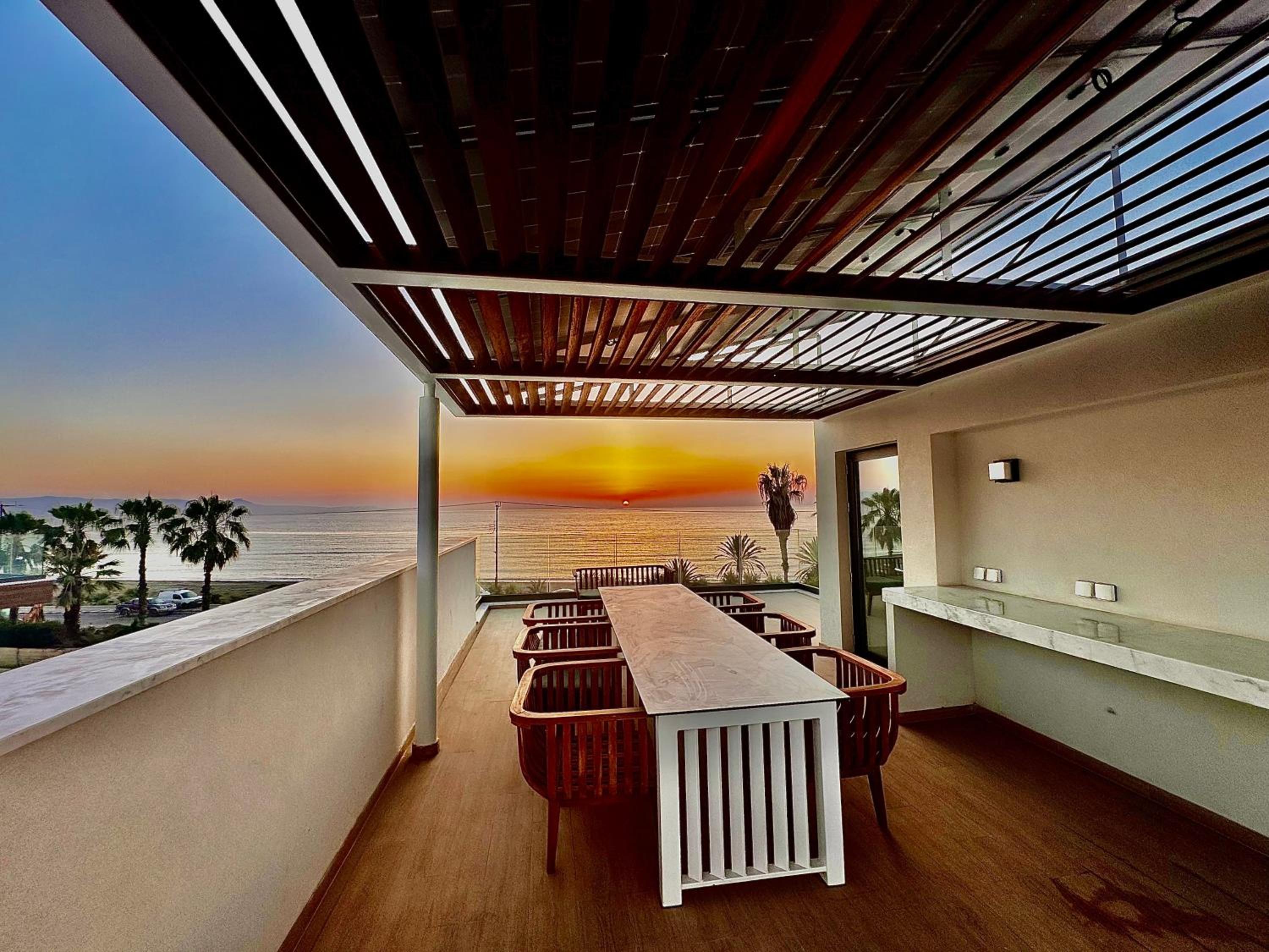 Santa Barbara Seafront villas w jacuzzi pool