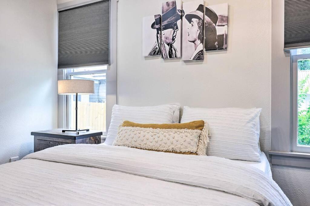 Casablanca Cottage - Walking distance to Main St view 2