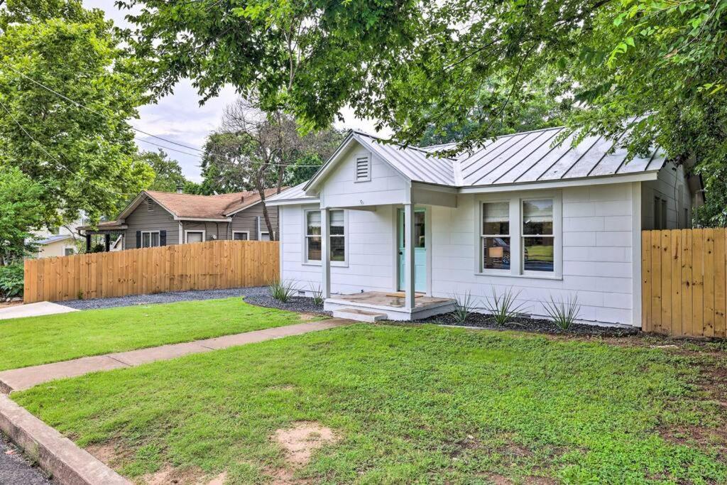 Casablanca Cottage - Walking distance to Main St view 3