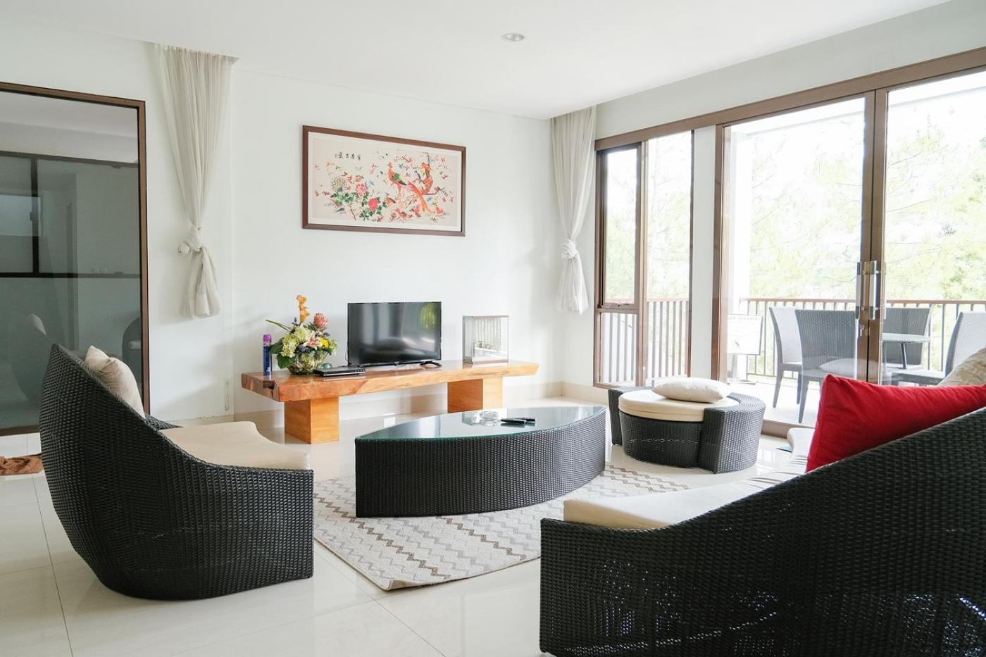 Magenta Hill View Villa 6 Bedrooms With a Private Swimming Pool and a Movie Room and a Billiard Table, Bandung - 12