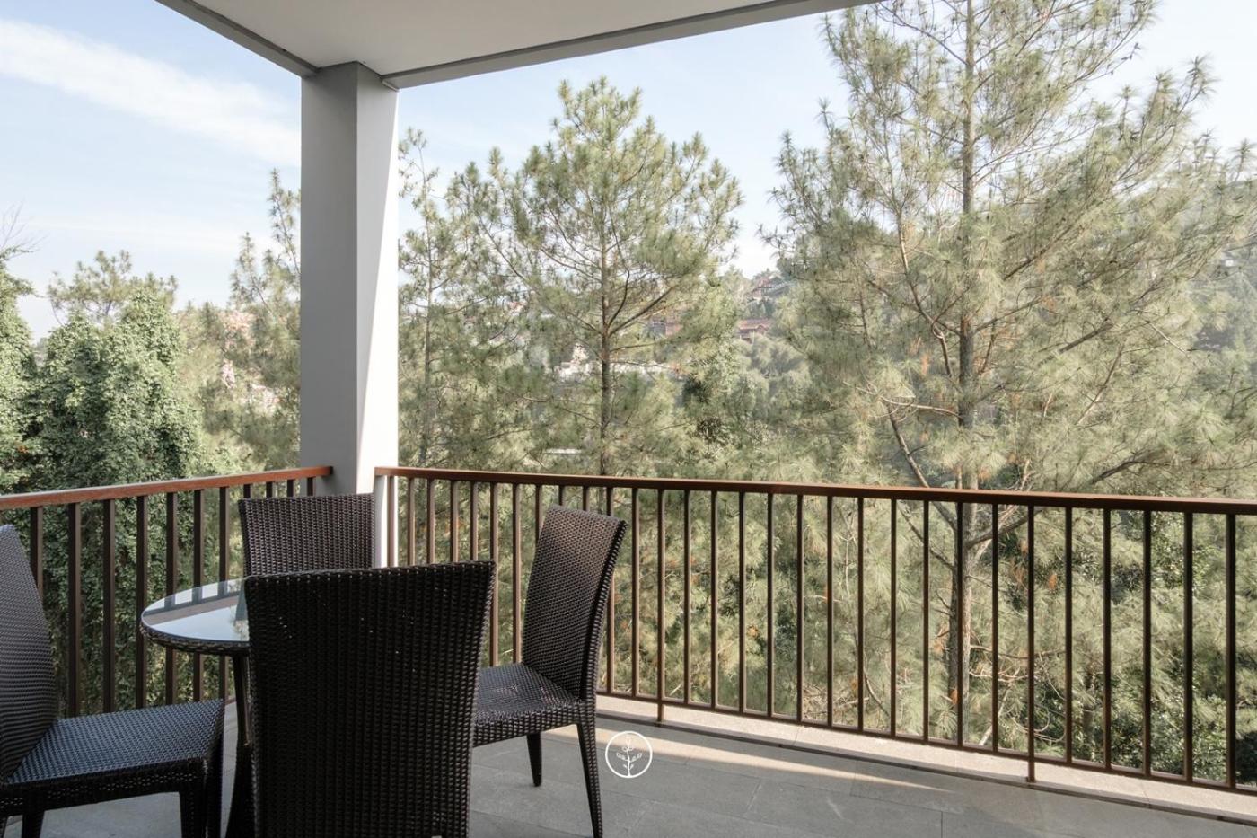 Magenta Hill View Villa 6 Bedrooms With a Private Swimming Pool and a Movie Room and a Billiard Table, Bandung - 19
