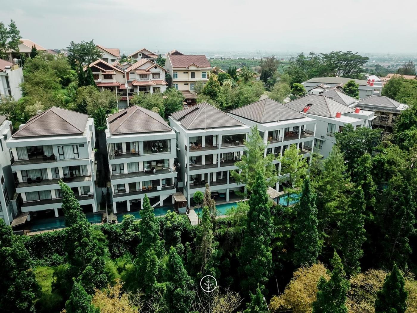 Magenta Hill View Villa 6 Bedrooms With a Private Swimming Pool and a Movie Room and a Billiard Table, Bandung - 15