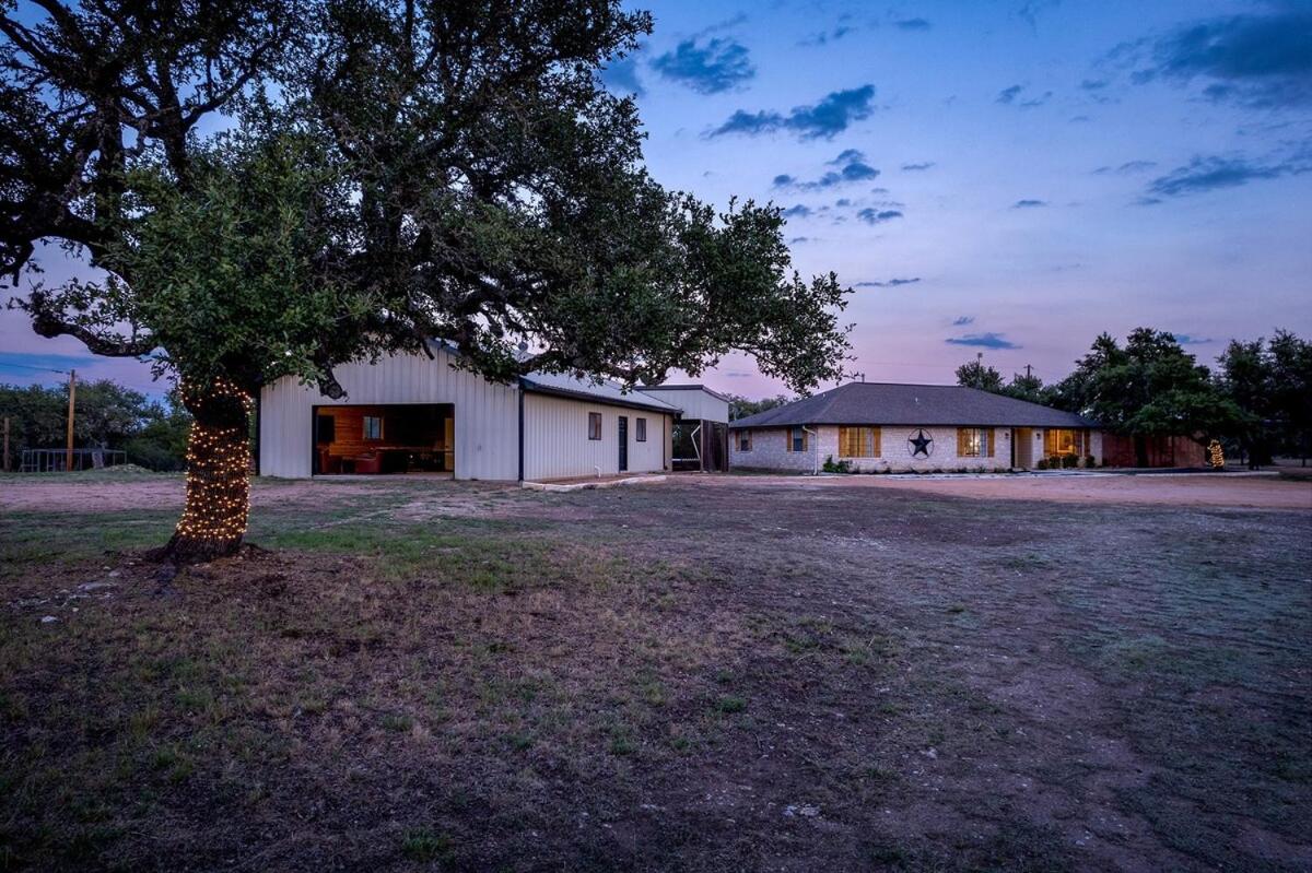 Peacock Ranch - Hot Tub Fire Pit Game Room & Bar