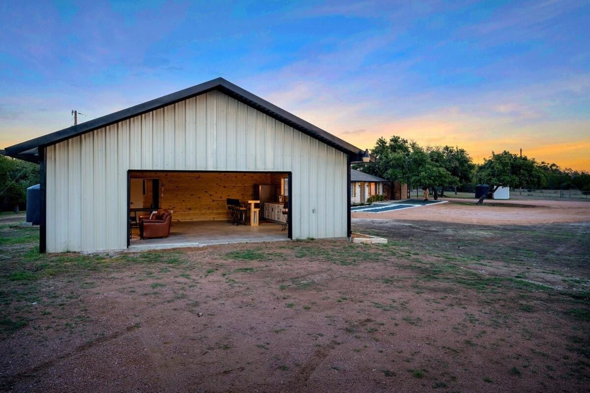 Peacock Ranch - Hot Tub Fire Pit Game Room & Bar