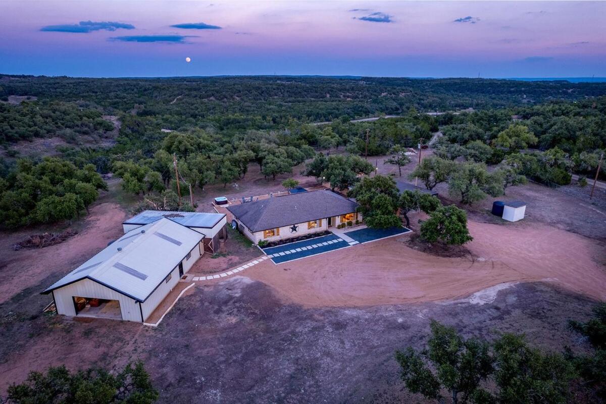 Peacock Ranch - Hot Tub Fire Pit Game Room & Bar