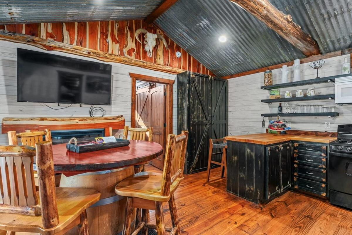 Rockin' R - Mason Jar Cabin view 4