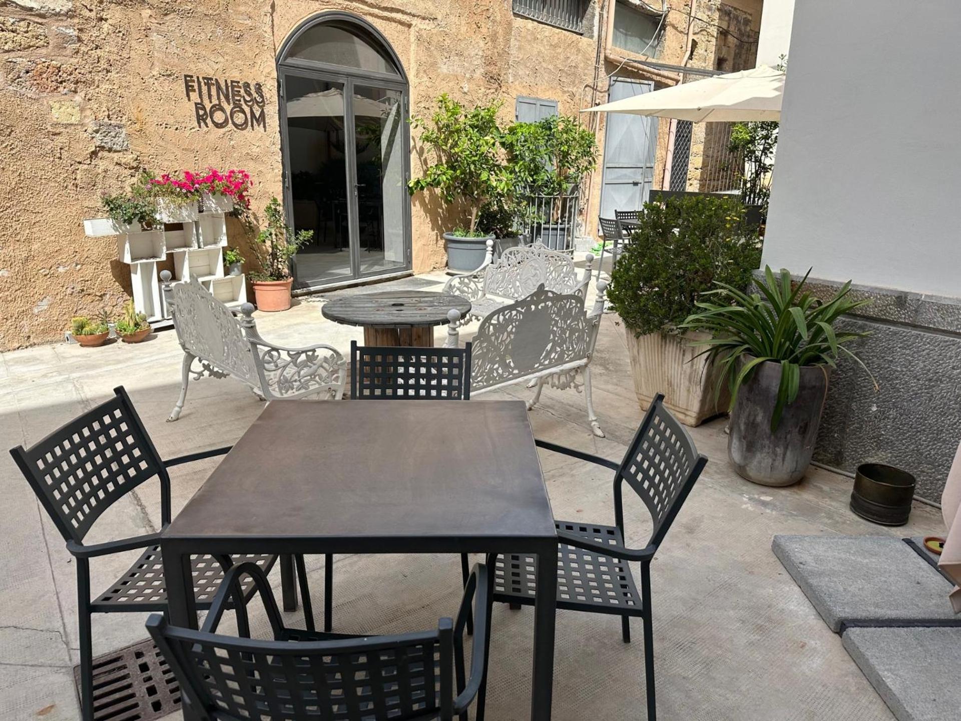 Maya Palace Real Rooms Palermo centre close to Cathedral view 3