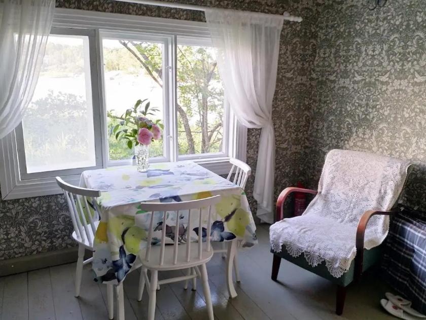 Naantalissa idyllinen, pieni merenrantamökki