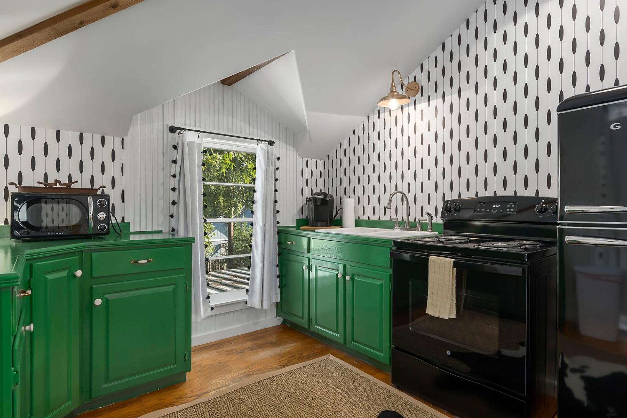 Stonewall Bungalow 4 - Sleeps 3 view 2